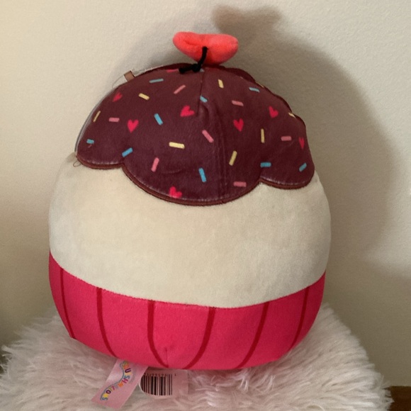 BRAND NEW SQUISHMALLOW VALENTINES DAY CUPCAKE FTM! NWT! SMOKE FREE HOME! - Picture 5 of 5